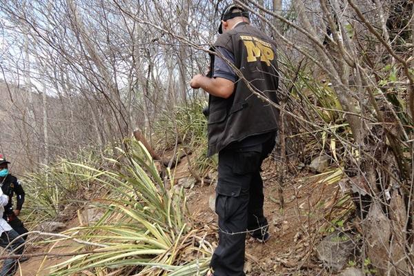 Un investigador trabaja en el lugar donde fue encontrado el cadáver de un hombre, en San Jorge. (Foto Prensa Libre: Víctor Gómez) <br _mce_bogus="1"/>