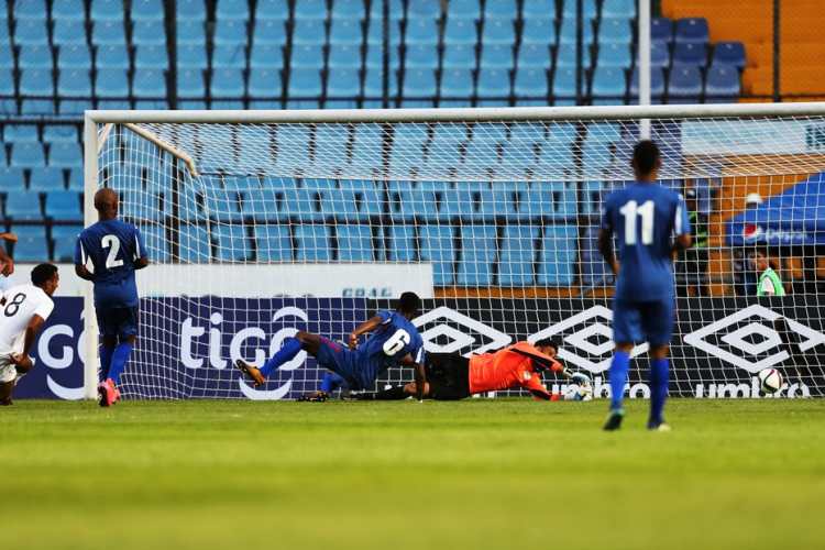 José Márquez anota el primer gol de Guatemala contra Cuba. (Foto Prensa Libre: Francisco Sánchez).