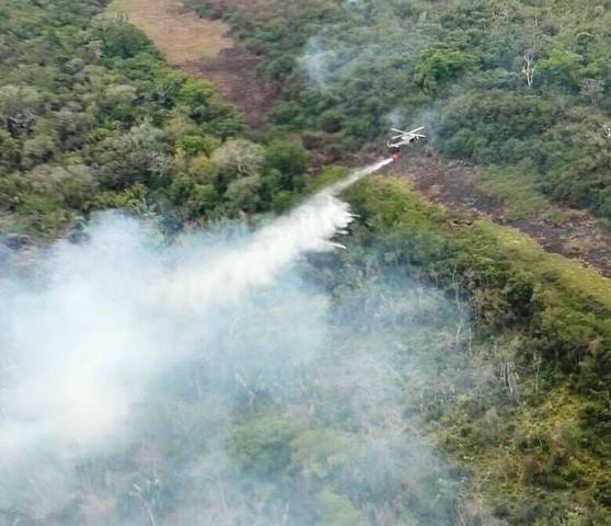 El helicóptero que envió el Gobierno de Honduras trabaja en sofocar los incendios reportados en Petén. (Foto Prensa Libre: Conap)