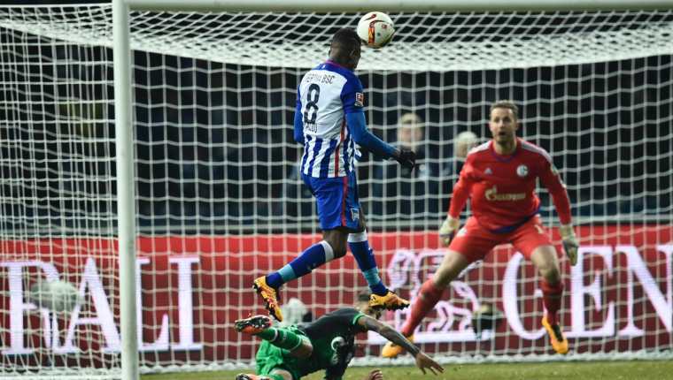 Salomon Kalou supera a la defensa rival cabecear el balón. (Foto Prensa Libre: AFP)