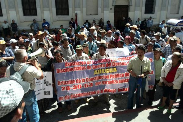 Un grupo de exmilitares piden frente al Confreso aumento de pensión. (Foto Prensa Libre: E. Paredes)