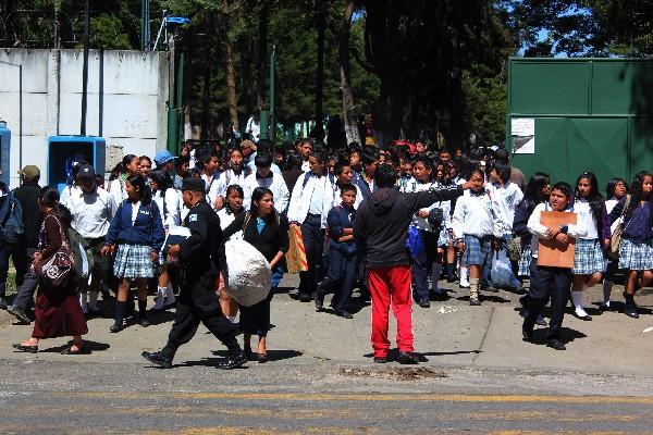 Estudiantes  de centros  educativos en la cabecera de Chimaltenango usan  uniforme.