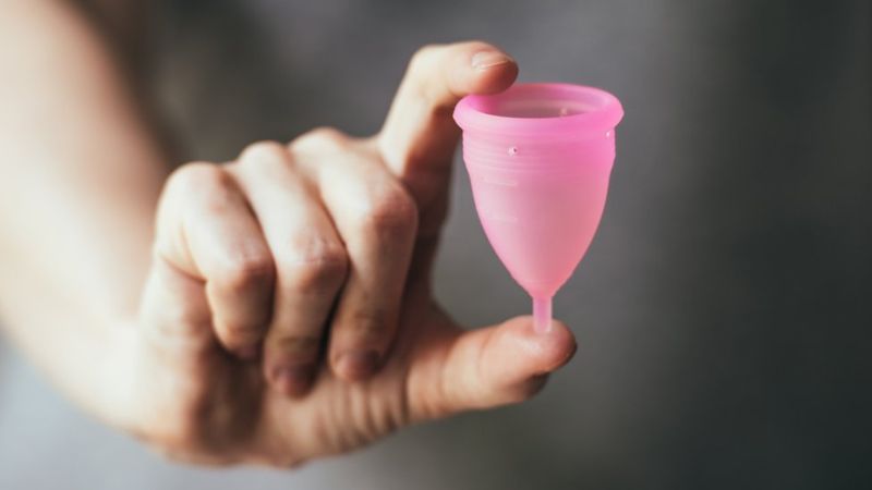 Algunas copas menstruales están hechas de silicona médica suave, no tienen látex y son hipoalergénicas. (gregory_lee / Getty Images).