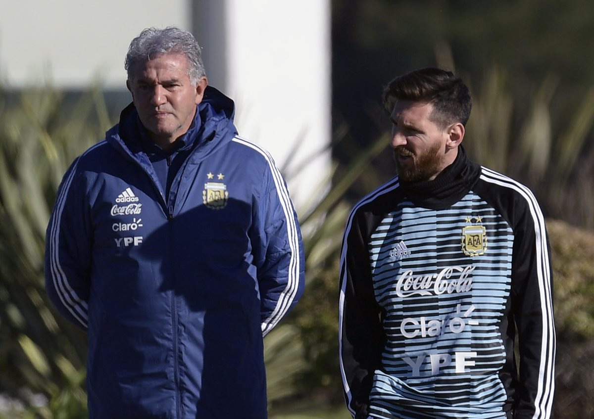 Messi junto Jorge Burruchaga del cuerpo técnico de la selección argentina, previo al entrenamiento. (Foto Prensa Libre: AFP)