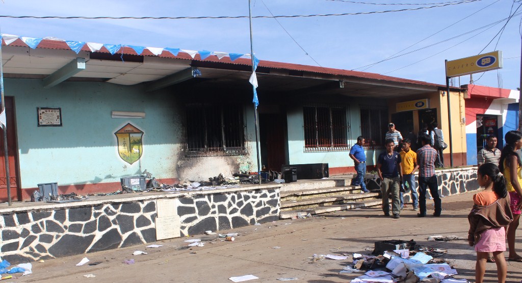 En Conguaco, Jutiapa, hubo quema de papeletas por inconformidad en la elección de alcalde. (Foto Prensa Libre: Óscar González)
