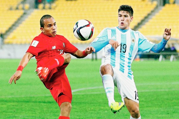 Jesús González (Panamá) y Emiliano Buendia (Argentina) pelean por el balón. (Foto Prensa Libre: EFE).