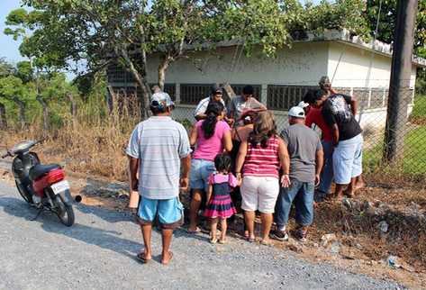 Pobladores observan el cadáver de la modelo Maritza Aracely Saldivar Mejía. (Foto Prensa Libre: Edwin Perdomo).
