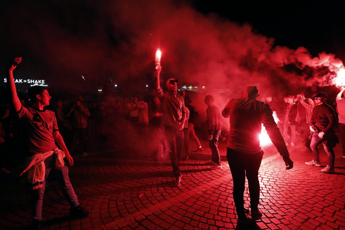 Mientras algunos aficionados del Marsella celebran el pase a la final otros fueron agredidos en París. (Foto Prensa Libre: EFE)