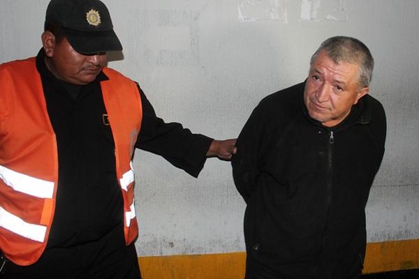 PNC conduce a Carlos Escobar López tras la detención. (Foto Prensa Libre: Carlos Ventura)<br _mce_bogus="1"/>