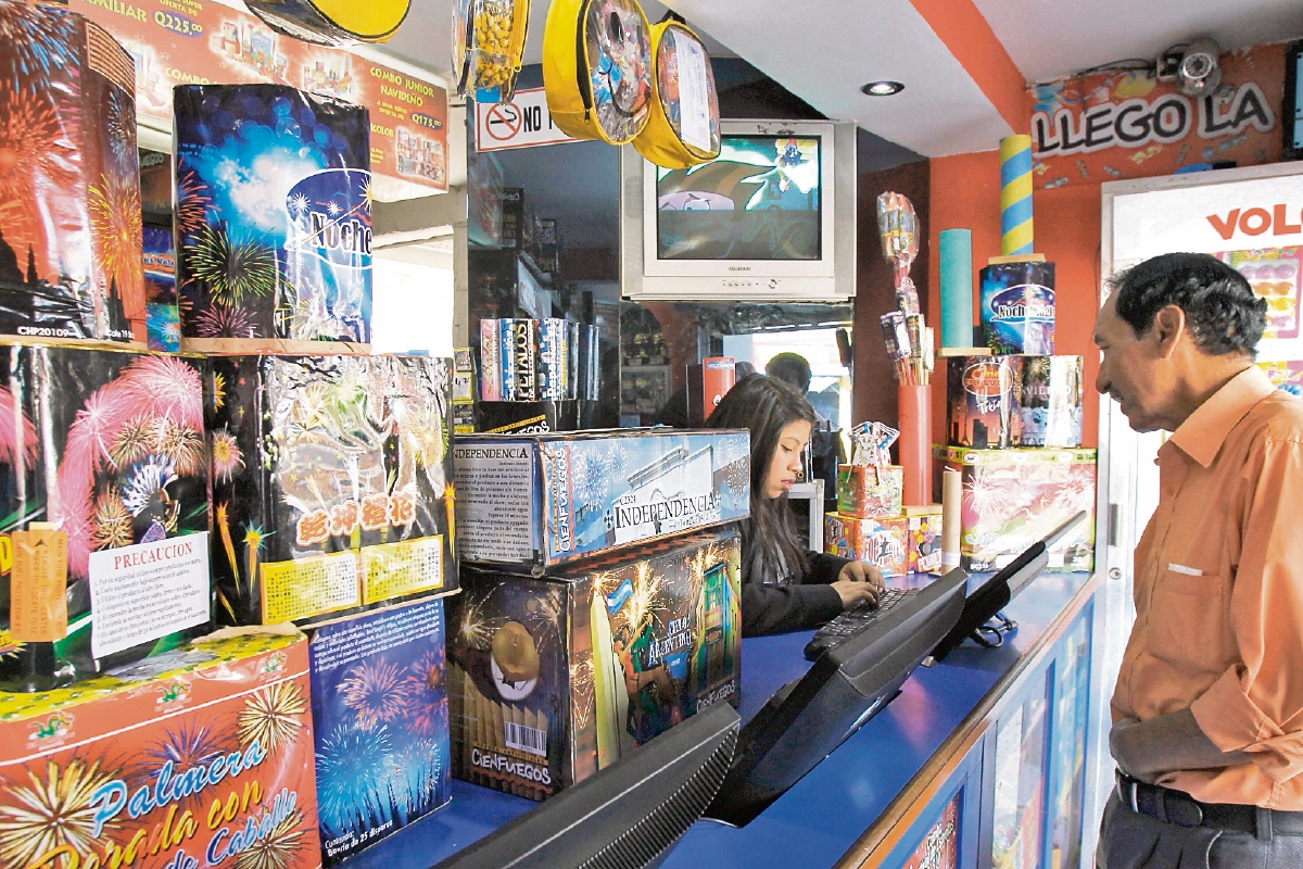 Ventas al al detalle han proliferado en calles, centros comerciales y depósitos. (Foto Prensa Libre: Paulo Raquec)