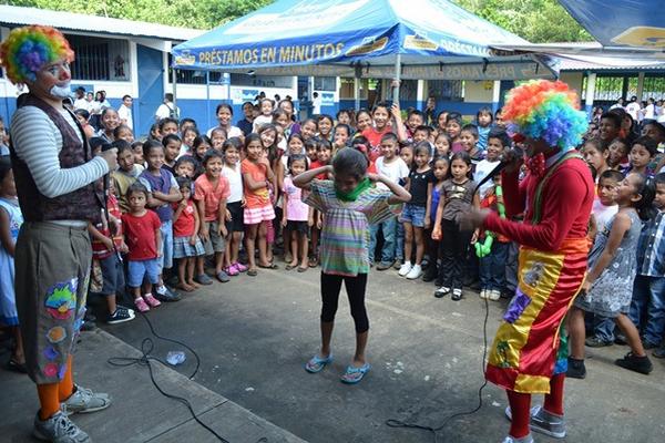Menores participan en la celebración del Día Internacional de la Niña, en Nuevo San Carlos. (Foto Prensa Libre: Jorge Tizol) <br _mce_bogus="1"/>