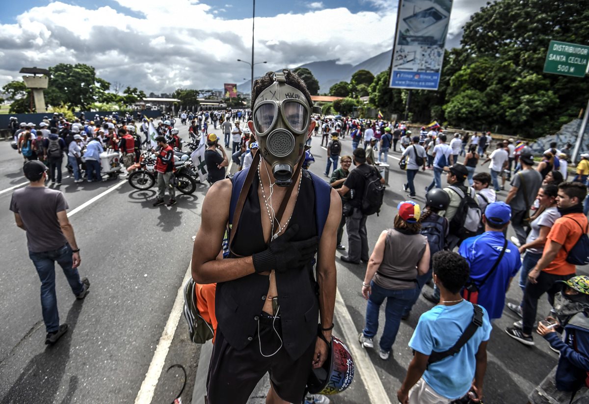 Se cumplen tres meses de protestas en Venezuela en contra del gobierno de Nicolás Maduro. (Foto Prensa Libre: AFP)