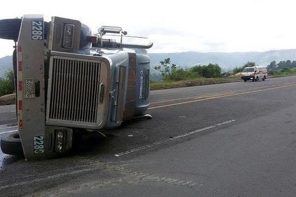 Tráiler accidentado en el kilómetro 153.5 de la ruta Interamericana, Nahualá, Sololá. (Foto Prensa Libre: Ángel Julajuj) <br _mce_bogus="1"/>