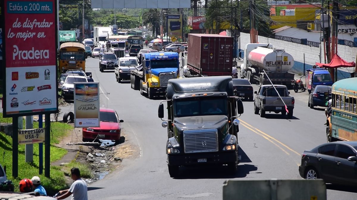 La avenida Centroamérica es una de las más congestionadas de Escuintla, por el paso de transporte de carga. (Foto Prensa Libre: Enrique Paredes).