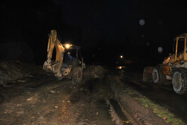 El paso en el kilometro 99, ruta interamericana fue habilitado a las 21.30. (Foto Prensa Libre: José Rosales)