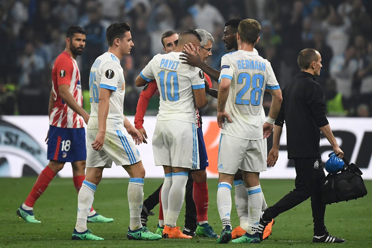 Antoine Griezmann  consuela a Dimitri Payet luego de lesionarse. (Foto Prensa Libre: AFP)