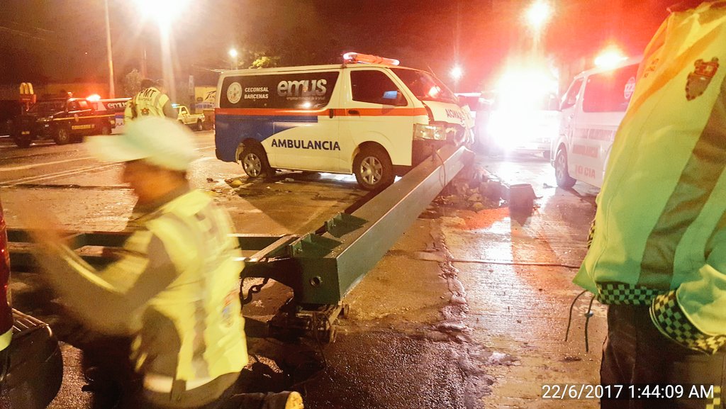 Ambulancia colisionó contra semáforo en la avenida Bolívar zona 8. (Foto Prensa Libre: Amílcar Montejo)