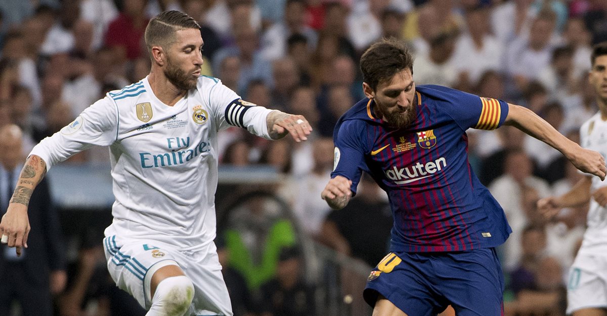 Sergio Ramos y Lionel Messi fueron protagonistas de una de las acciones más polémicas del partido de vuelta por la Supercopa de España. (Foto Prensa Libre: AFP)