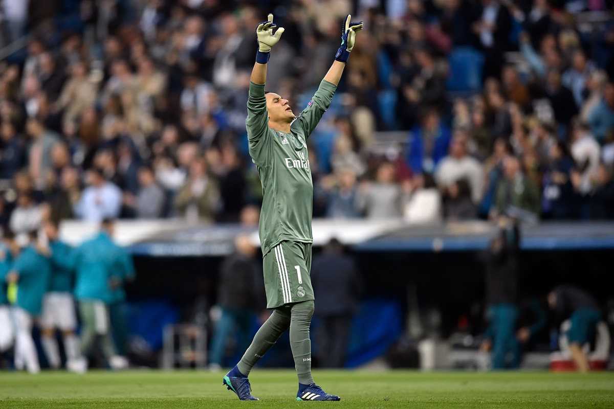 Keylor Navas festeja el gol del empate marcado por Benzema.