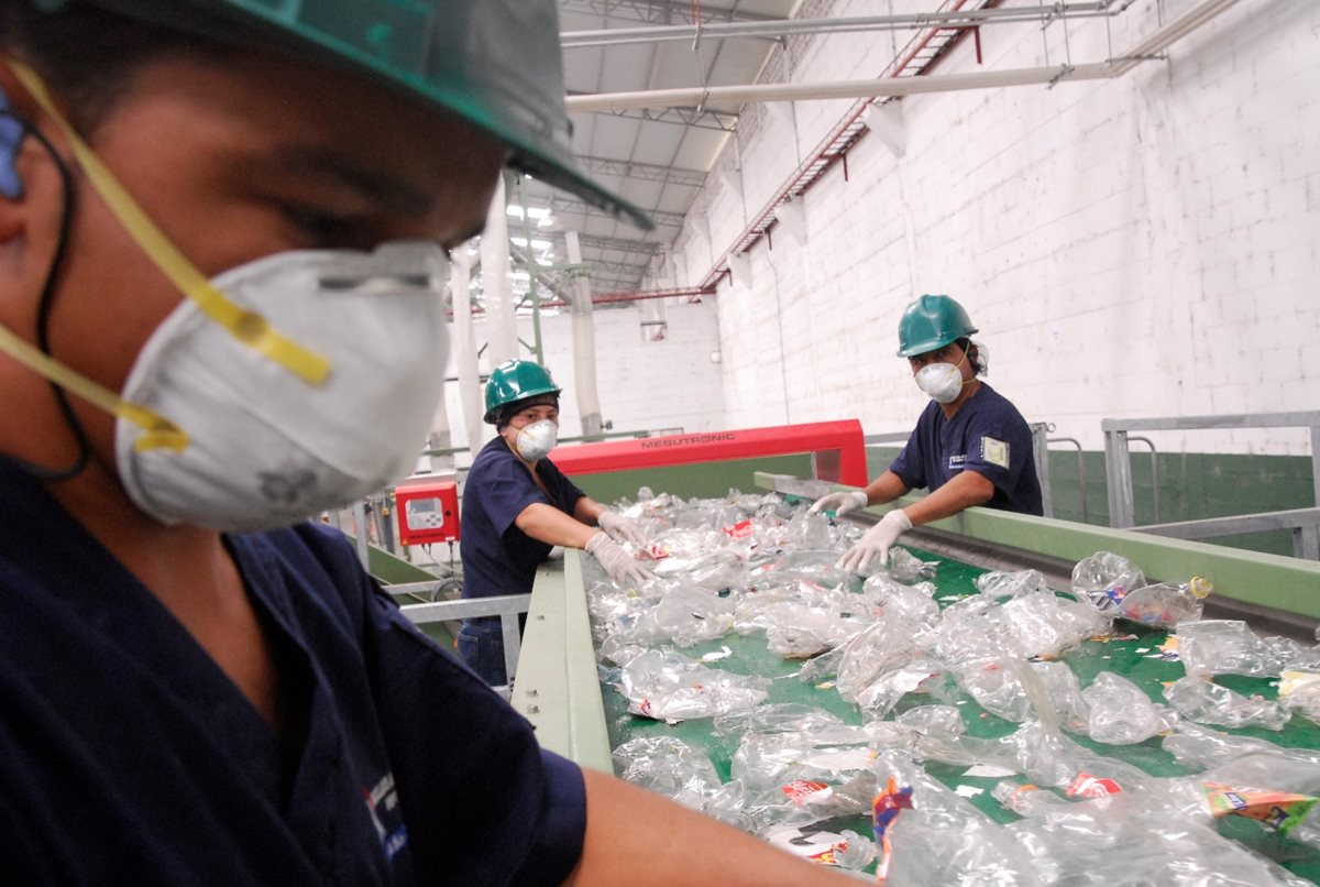 En las platas de Ingrup se reciclan 1.6 millones de botellas de plástico al día. (Foto Prensa Libre: cortesía Ingrup)