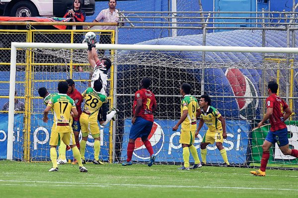 El portero de Guastatoya, José Juárez sale al encuentro del balón y mantiene a salvo su portería. (Foto Prensa Libre: Carlos Vicente).