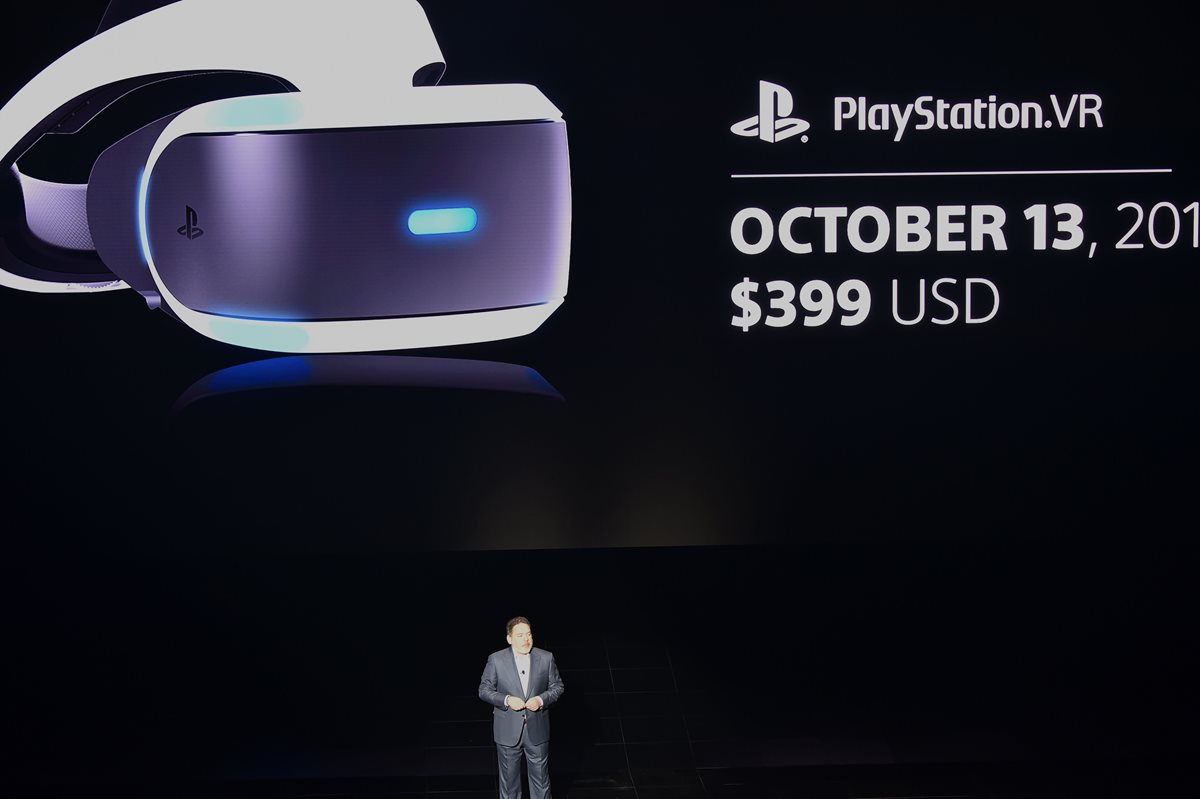Shawn Layden, jefe de Sony Interactive Entertainment (SIE) Worldwide Studios, anuncia la fecha y precio del PlayStation VR, en el Auditorio Shrine de Los Ángeles, California, el 13 de junio. (Foto Prensa Libre: AFP).