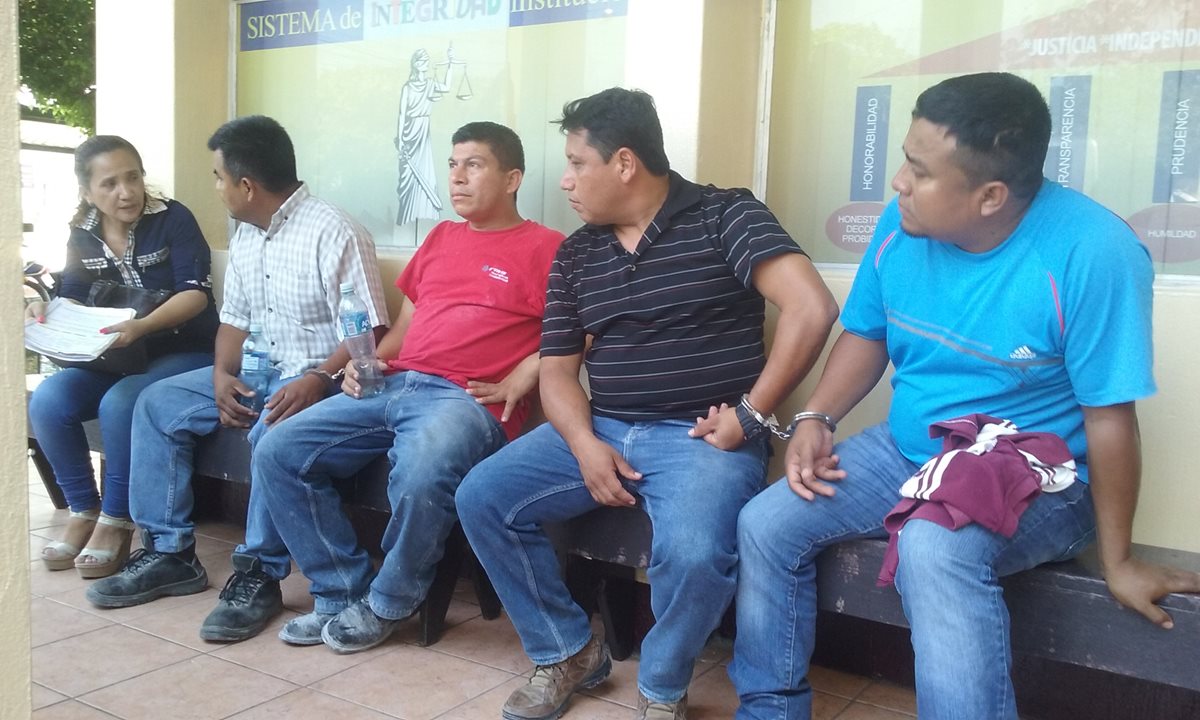 Los detenidos de izquierda a derecha, Joel Antonio Choc, Juan Pablo Quixaj, Roberto Boteo y Milton Geovany Alvarez. (Foto Prensa Libre: Rigoberto Escobar)