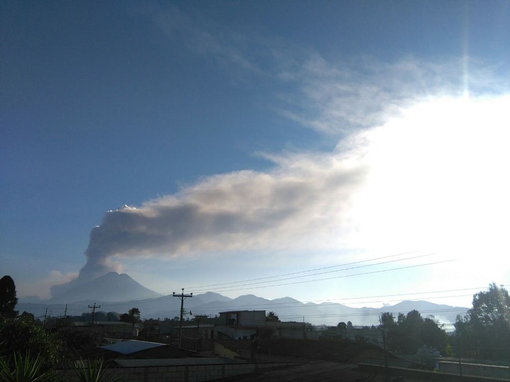 Actividad que registra el Volcán de Fuego la tarde de este martes. (Foto Prensa Libre: Cesar Pérez Marroquín).