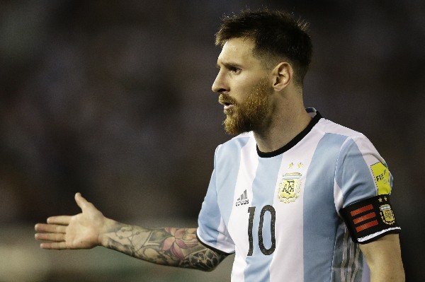 La suspensión de Messi ha consternado a su equipo y al mundo del futbol. (Foto Prensa Libre: AP)