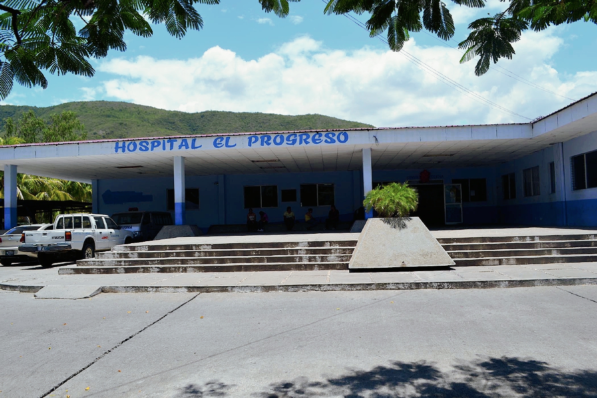 La menor fue trasladada al Hopital Nacional de El Progreso donde fue estabilizada para luego ser enviada a la capital. (Foto Prensa Libre: Hugo Oliva)
