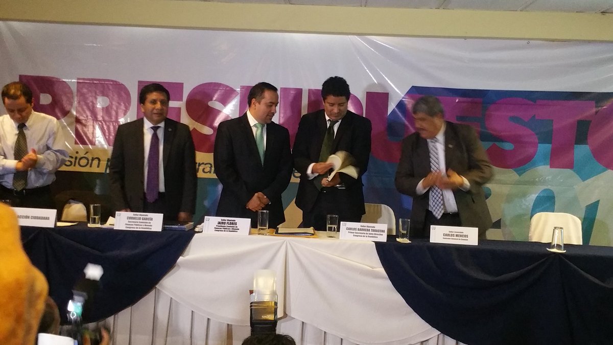 Integrantes de la Comisión de Finanzas presentan el dictamen favorable al Presupuesto 2017. (Foto Prensa Libre: Jessica Gramajo)