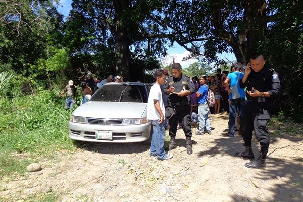 Tres hombres perdieron la vida en forma violenta. Uno de ellos estaba en un automóvil, y el otro a escasos metros. (Foto Prensa Libre: Óscar González)<br _mce_bogus="1"/>