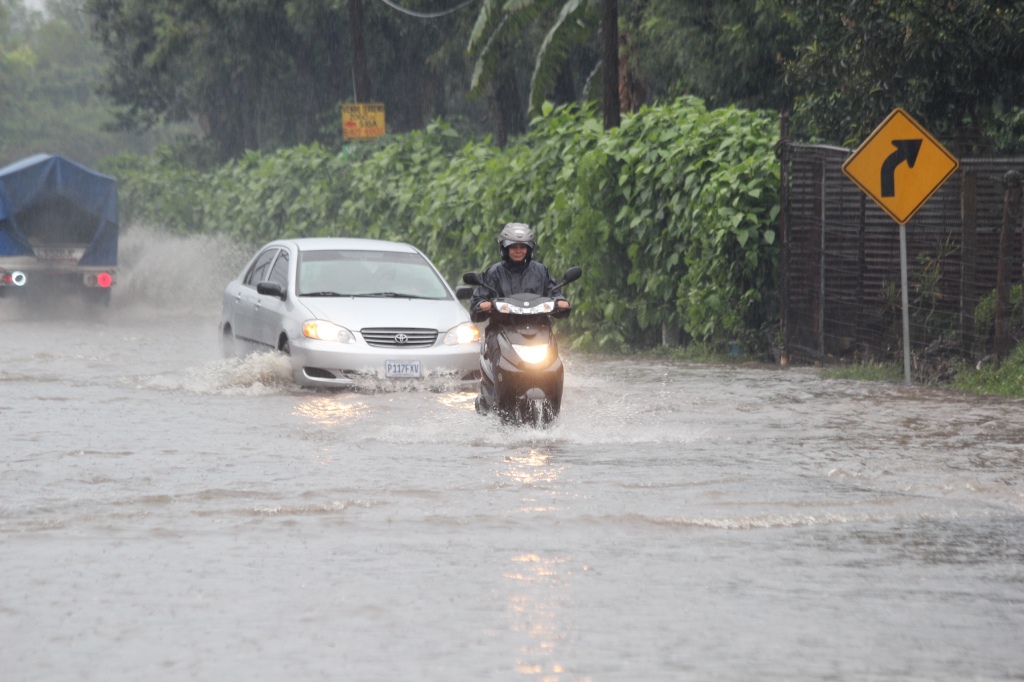 Inundación afecta el paso de vehículos en la ruta entre Antigua Guatemala y Ciudad Vieja, Sacatepéquez. (Foto Prensa Libre: Miguel López)