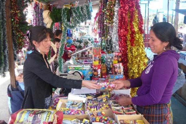 Variedad de artículos navideños se cotizan  a precios cómodos en feria.