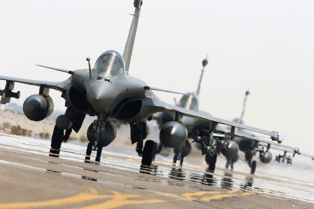 Aviones franceses que prestan apoyo a la coalición internacional en operaciones de Oriente Medio. (Foto Prensa Libre: AFP).