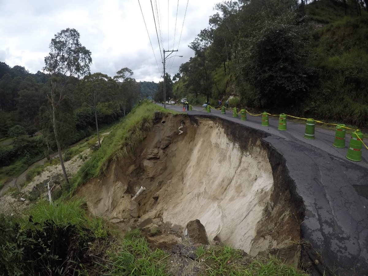 Área afectada por un socavamiento en el bulevar Sur de San Cristóbal. (Foto Prensa Libre: Óscar Rivas).