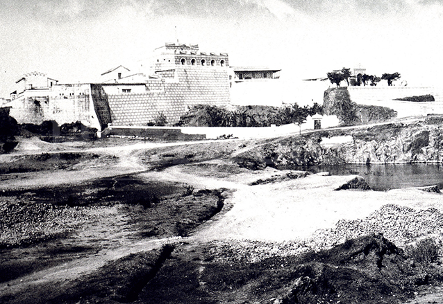 Vista del antiguo Fuerte de San José a finales del siglo XIX a un costado se aprecia la desaprecida "Laguna del Soldado" donde hoy se encuentra el mercado de La Placita. (Foto: Hemeroteca PL)