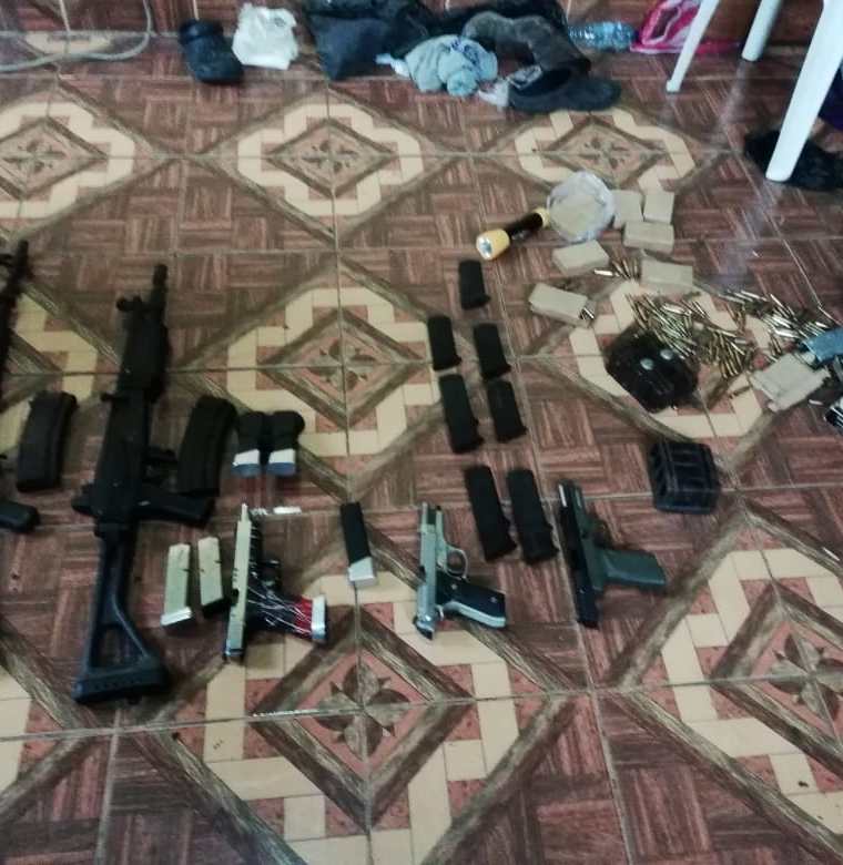 Las armas de fuego decomisadas por la PNC. (Foto Prensa Libre: MP)