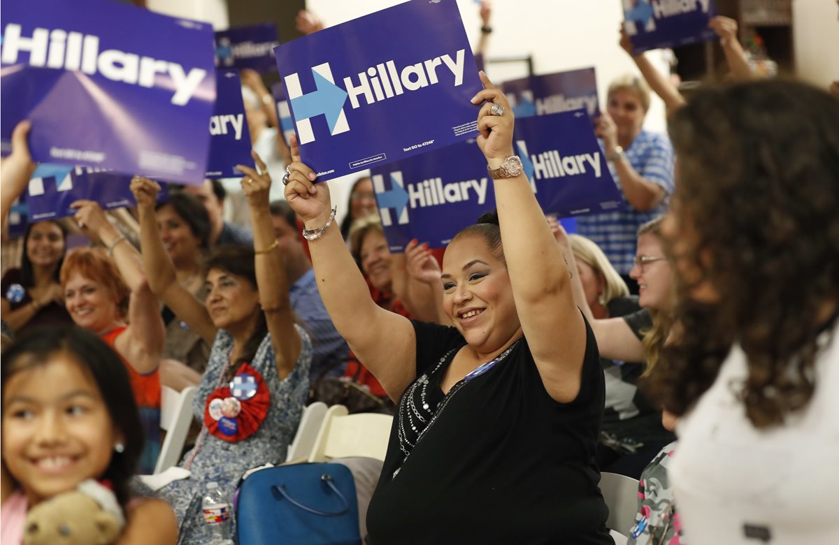 Erika Jaramillo, centro, y otros simpatizantes demócratas sostienen carteles en favor de Hillary Clinton durante una concentración partidaria en San Antonio, Texas. (Foto Prensa Libre: AP).