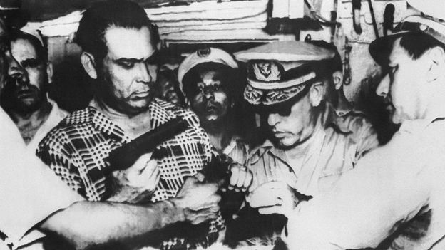 El general Fulgencio Batista (izq., con camisa a cuadros) dio un golpe de Estado el 10 de marzo de 1952 e impuso un gobierno de corte militar en Cuba .