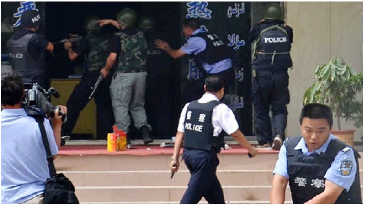 La Policía china participa en una operación contra “grupo terrorista”  en Xinjiang. (Foto Prensa Libre: AP)

