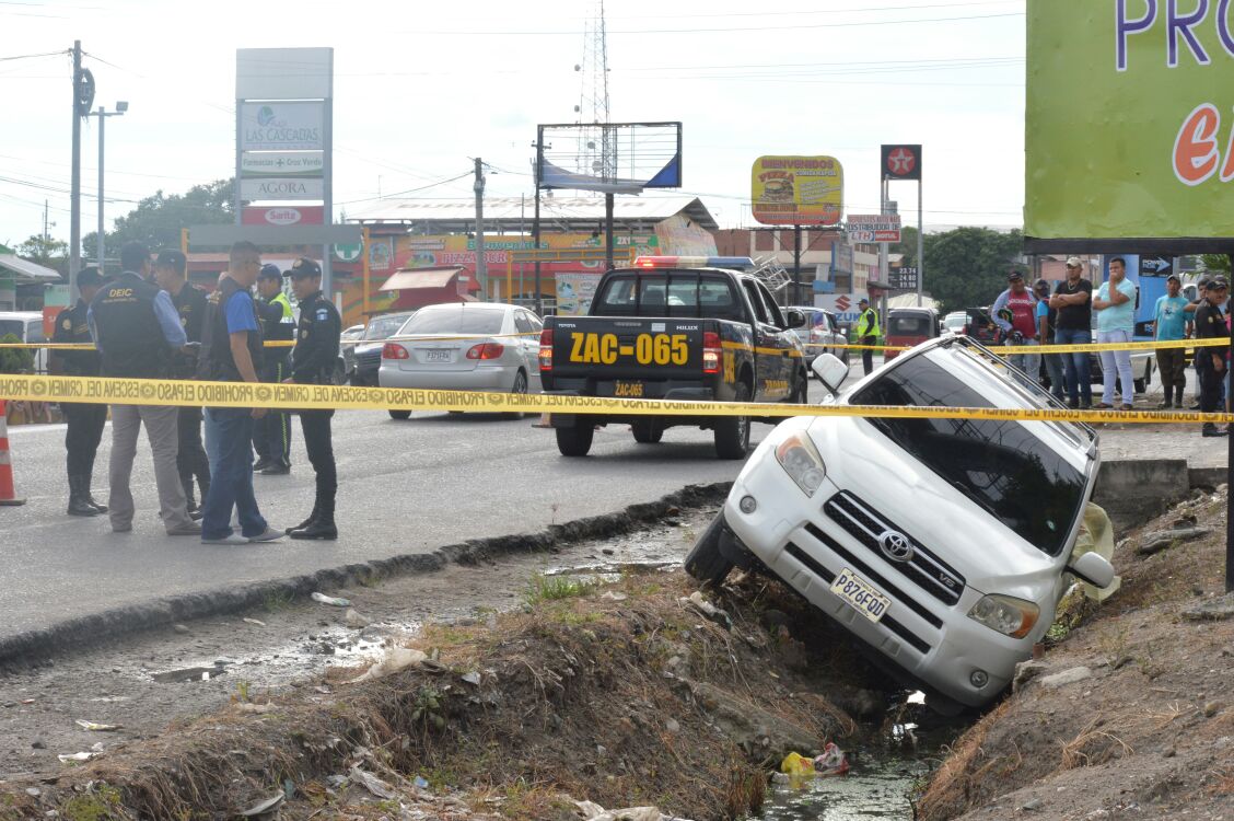 El ataque armado se registró frente a un centro comercial, en Teculután, Zacapa. (Foto Prensa Libre: Mario Morales)