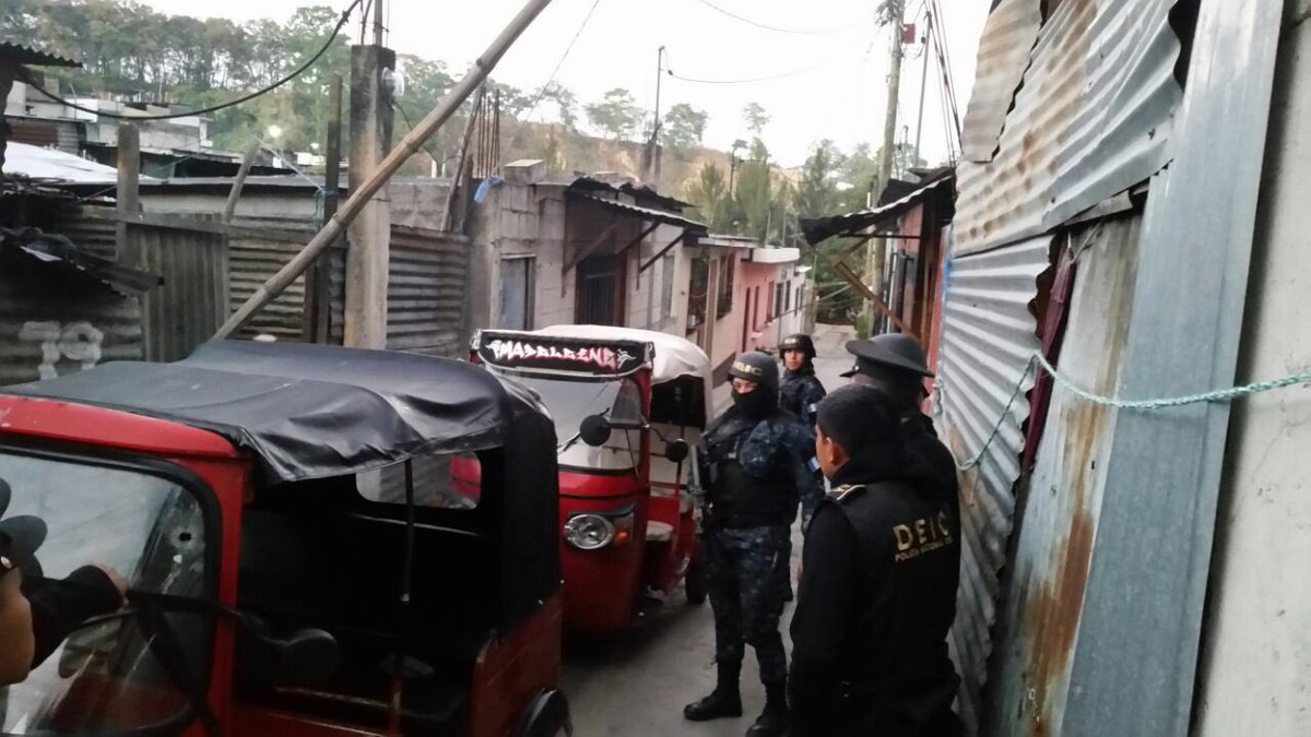 La Policía Nacional Civil allana varias viviendas en Chinautla en busca de extorsionistas. (Foto Prensa Libre: PNC)