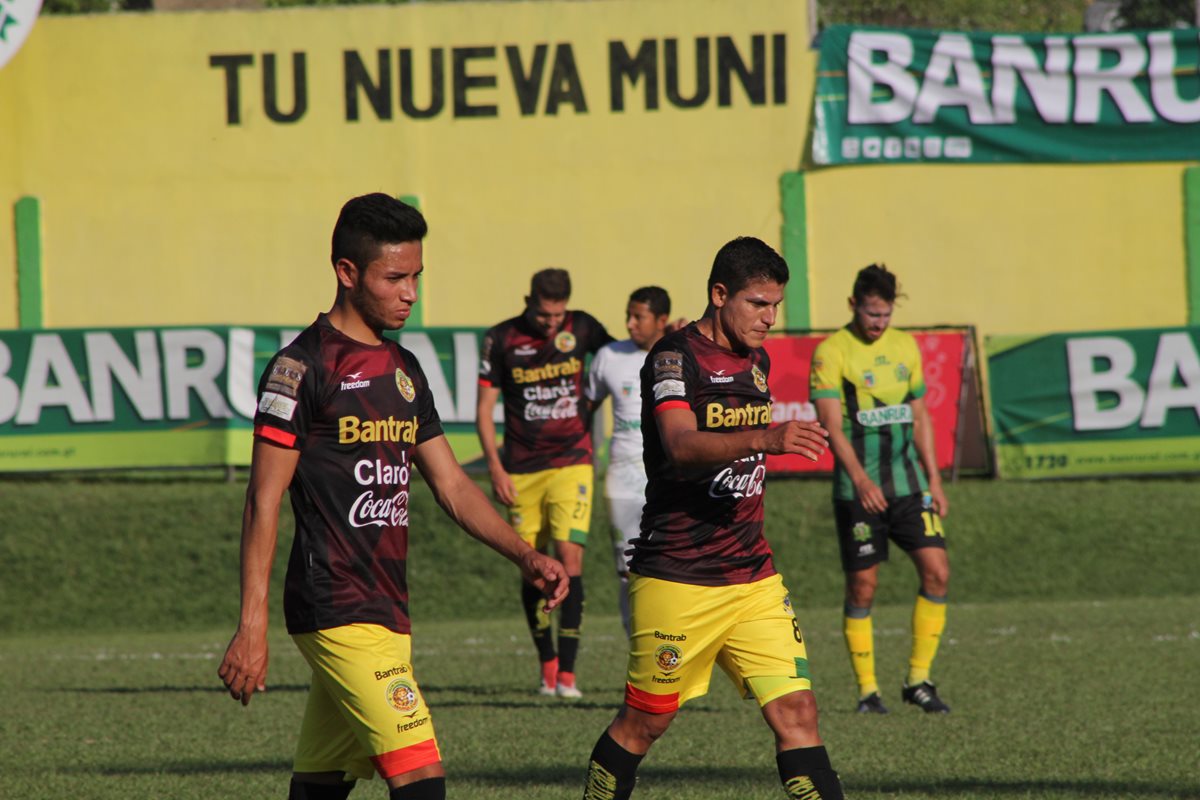 Los jugadores de Marquense abandonaron con tristeza el estadio David Cordón Hichos. (Foto Prensa Libre: Hugo Oliva)
