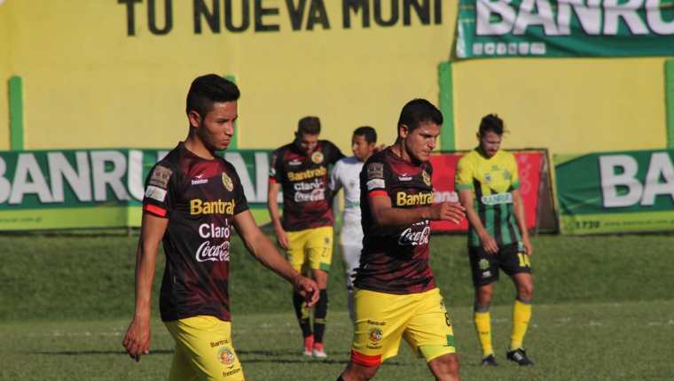 Los jugadores de Marquense abandonaron con tristeza el estadio David Cordón Hichos. (Foto Prensa Libre: Hugo Oliva)