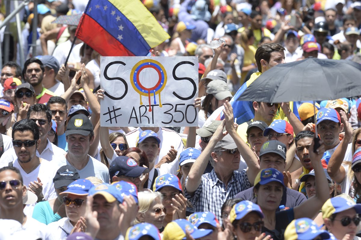 Manifestantes marchan contra el gobierno de Maduro en Chacao, al este de Caracas.(Foto Prensa Libre:AFP).