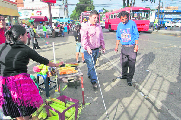 Luis Orozco, quien en el año 2008 perdió su vista por una bala perdida. (Foto Prensa Libre: Edwin Bercían)