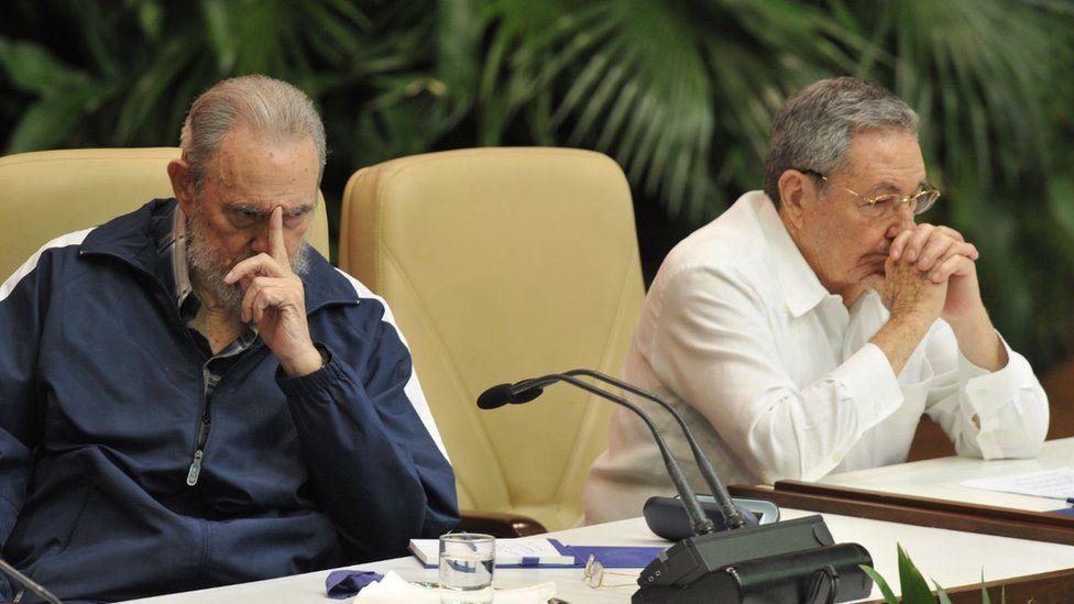 Fidel Castro junto a su hermano, quien ya había asumido la presidencia de Cuba, durante el Congreso del Partido Comunista el 19 de abril de 2011. Raúl sustituyó en 2006 a Fidel, quien estuvo al frente del país desde 1959. ADALBERTO ROQUE/AFP/GETTY IMAGES