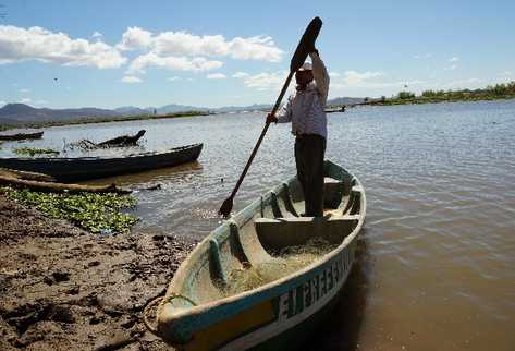 Activistas afirman que la explotación minera en Guatemala dañará el Lago de  Güija.