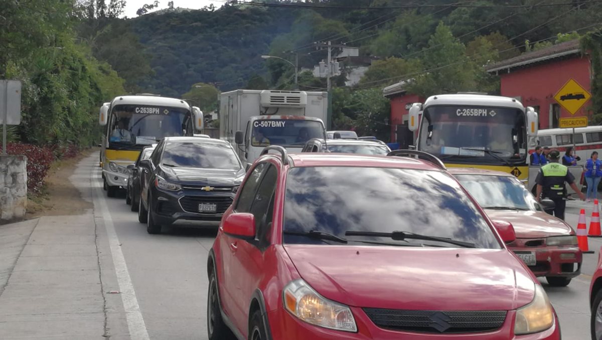El tránsito vehicular fue lento en el ingreso a la Antigua Guatemala debido a la presencia de presidentes y jefes de Estado en la Cumbre Iberoamericana. (Foto Prensa Libre: Esbin García)